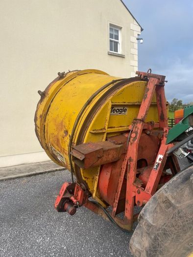 Teagle tomahawk round bale shredder