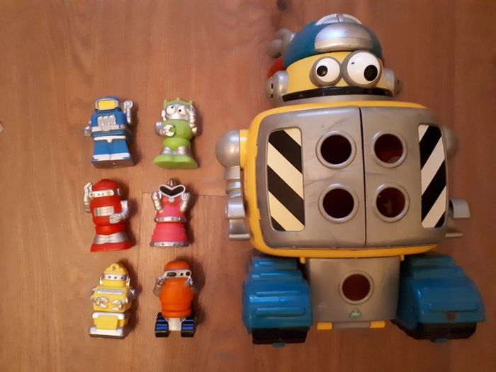 Large Robot Toy and 6 small Robots
