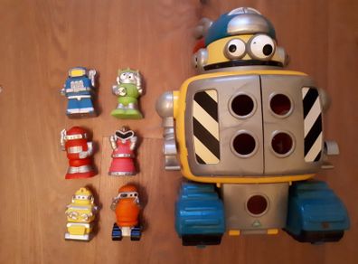 Large Robot Toy and 6 small Robots