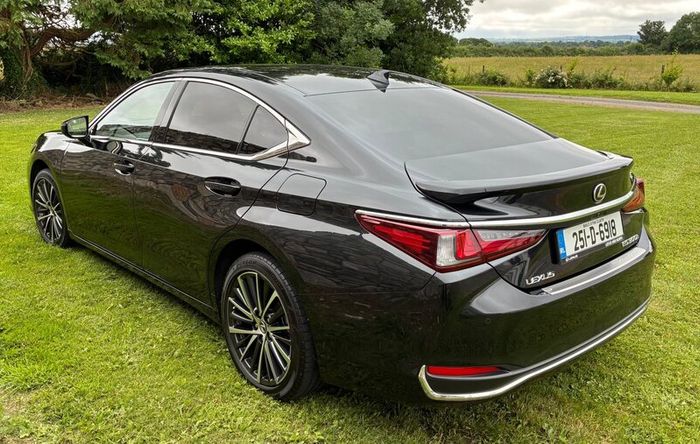 Lexus ES300h 2025
