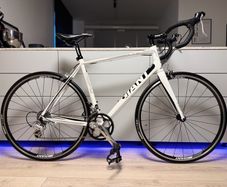 GIANT Defy Road Bike (Like NEW)