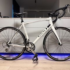 GIANT Defy Road Bike (Like NEW)