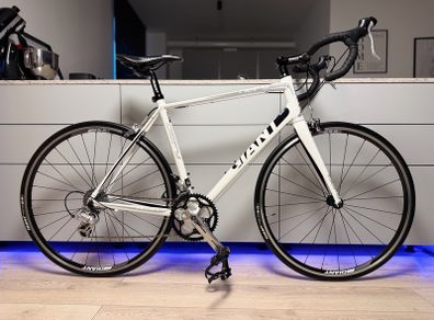 GIANT Defy Road Bike (Like NEW)