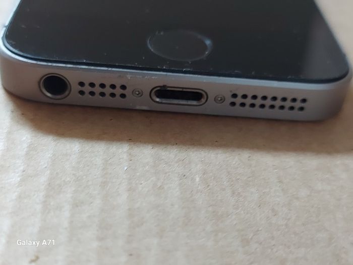 Apple Iphone SE, Space Grey, 32GB, with Battery Pack Case for Great protection, excellent condition