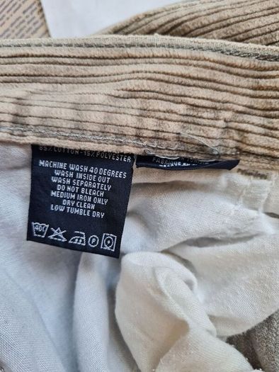 Tommy hilfiger comfo town cords Size 38/32 zip fly beige in excellent condition