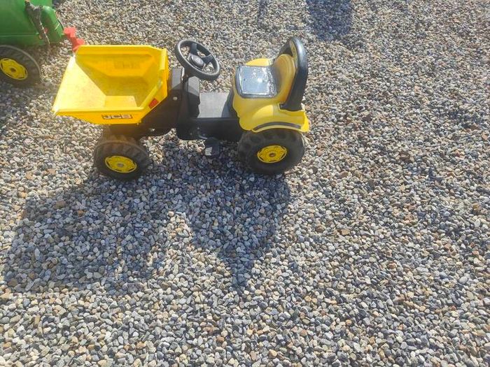 JCB Kids dumper (rolly toys)
