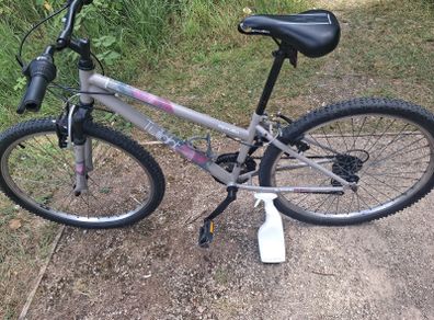 Ladies Bike /GirlsBike26"Wh..w.FrontSusp.+2MountainB.+ 1VintageB.VeryGoodCondition