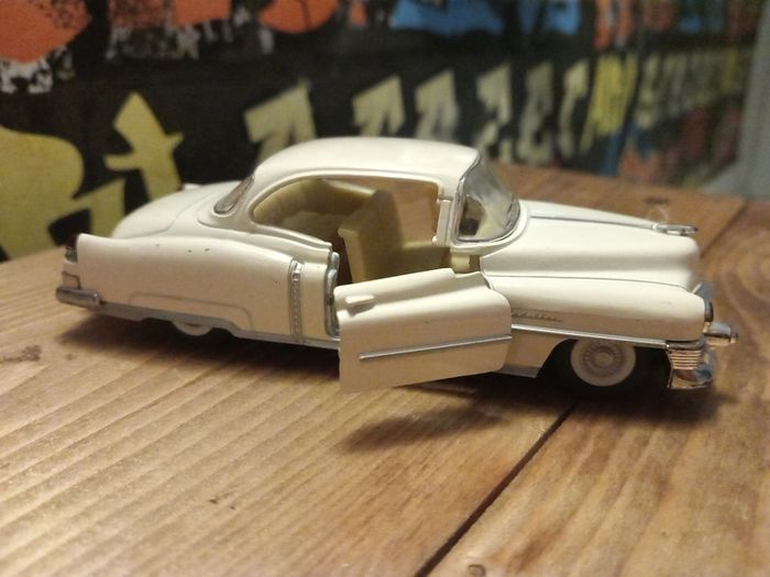 Kinsmart 1953 Cadillac Series 62 Coupe 1:43 Scale Die-cast Car kids children gift present Collectable play