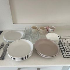Pack of plates - glasses - tuppers and hand blender
