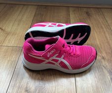Aasics Girls Runners Size 2