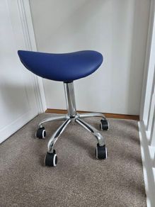 Adjustable height rolling salon stool