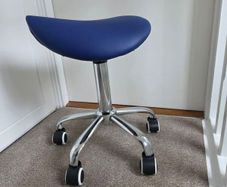 Adjustable height rolling salon stool