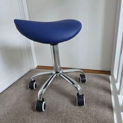 Adjustable height rolling salon stool