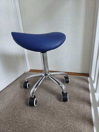 Adjustable height rolling salon stool