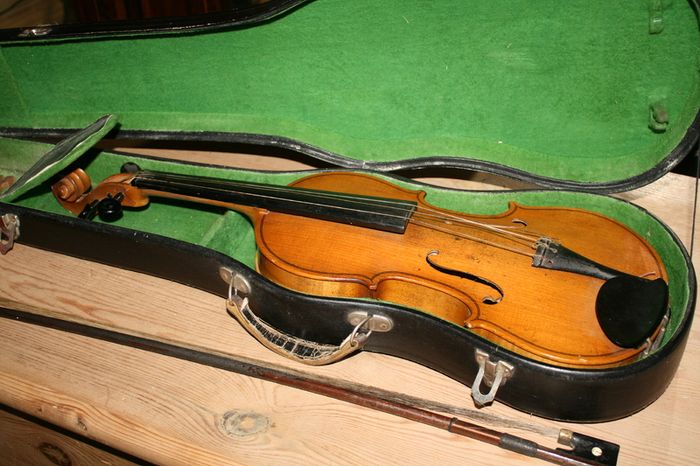 Vintage Parrot Violin And Bow With Wooden Case. Size 1,4 (Article No.Parrot Mus-1417)