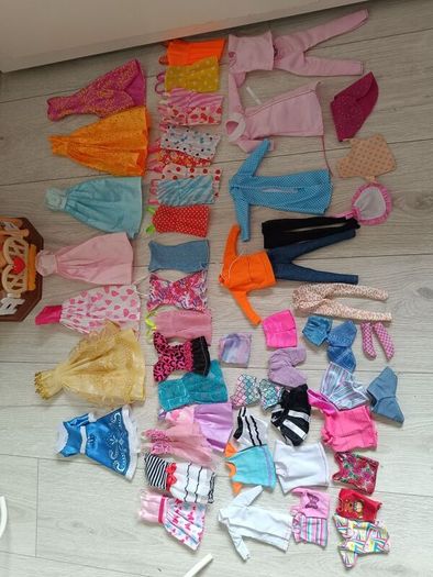 barbie house + dolls + accessories
