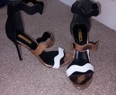 Ladies heel shoes