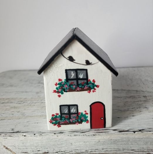Handcrafted tiny wooden house !