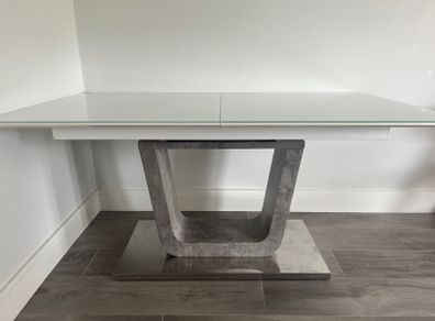 Extendable dining table