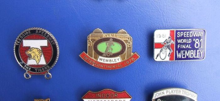 MOTORCYCLE SPEEDWAY (racing sports) - a selection of vintage Speedway Supporters' badges & two others (1960's to 1980's)