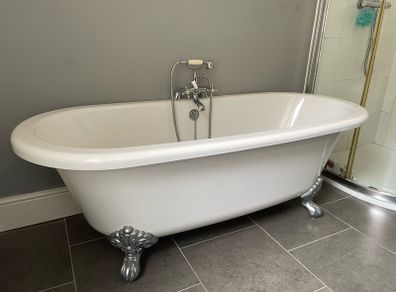 Free standing bath