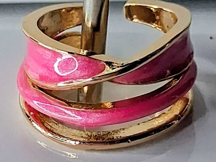 A Pair of Pink Oil Drip Rings with Open Ring & Twist Ribbon Ring