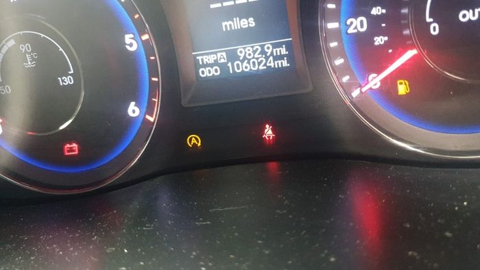 Hyundai i40 breaking