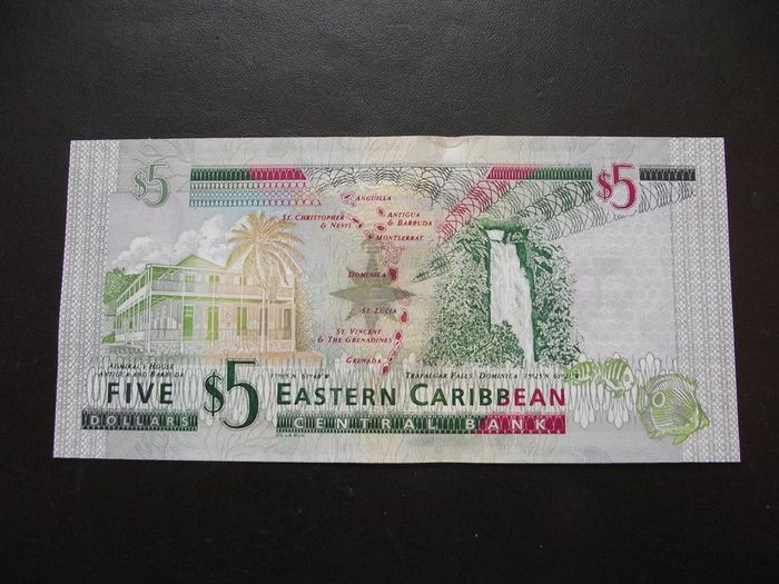 Eastern Caribbean.  Aunc 5 Dollars (2008)