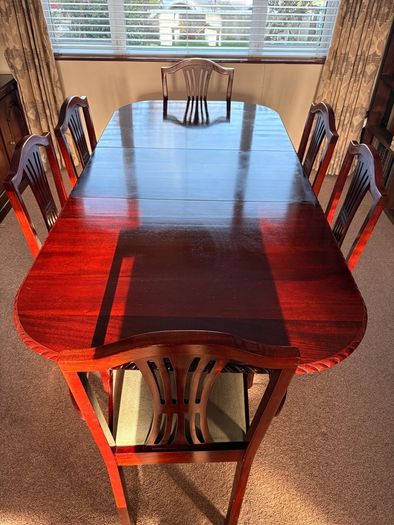 Large Mahogany Dining Table and Chairs (6x) - Expandable / Excellent Condition