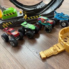 Hot Wheels Monster Trucks Epic Loop
