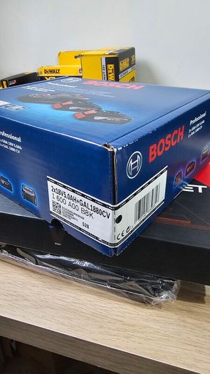 Bosch Professional Starter Set ( 2 x 5Ah Coolpack amp share battery's & 1 x 8amp fast charger )