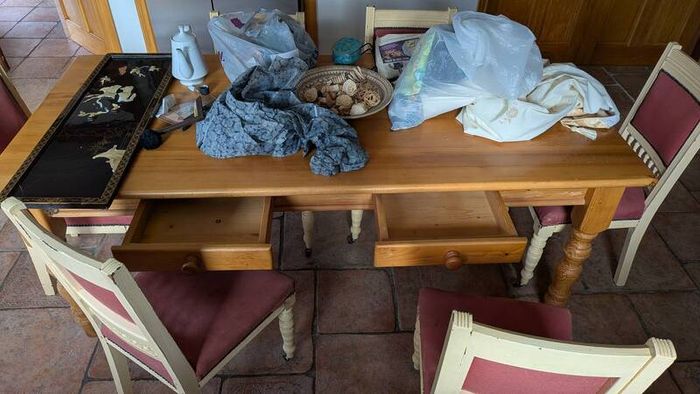 Kitchen table and 6 chairs