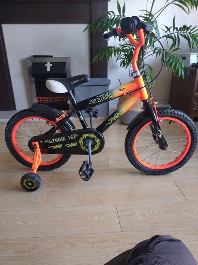 16 inch strike kids bike with stabilisers