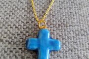 Ceramic glazed cross pendant on a gold coloured chain with a lobster clasp closure in excellent condition with no issues FREE STANDARD POSTAGE INCLUDED