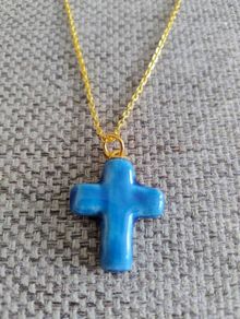 Ceramic glazed cross pendant on a gold coloured chain with a lobster clasp closure in excellent condition with no issues FREE STANDARD POSTAGE INCLUDED