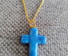 Ceramic glazed cross pendant on a gold coloured chain with a lobster clasp closure in excellent condition with no issues FREE STANDARD POSTAGE INCLUDED