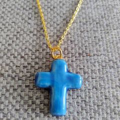 Ceramic glazed cross pendant on a gold coloured chain with a lobster clasp closure in excellent condition with no issues FREE STANDARD POSTAGE INCLUDED