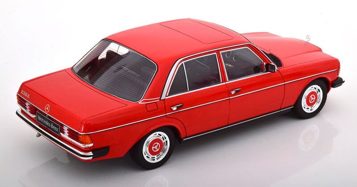 Mercedes 230e 1975 W123 1/18 NEW in BOX