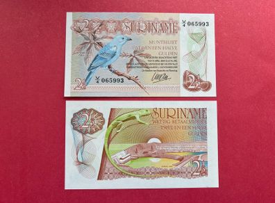 Suriname  2 1/2  Gulden   1985  ( uncirculated )