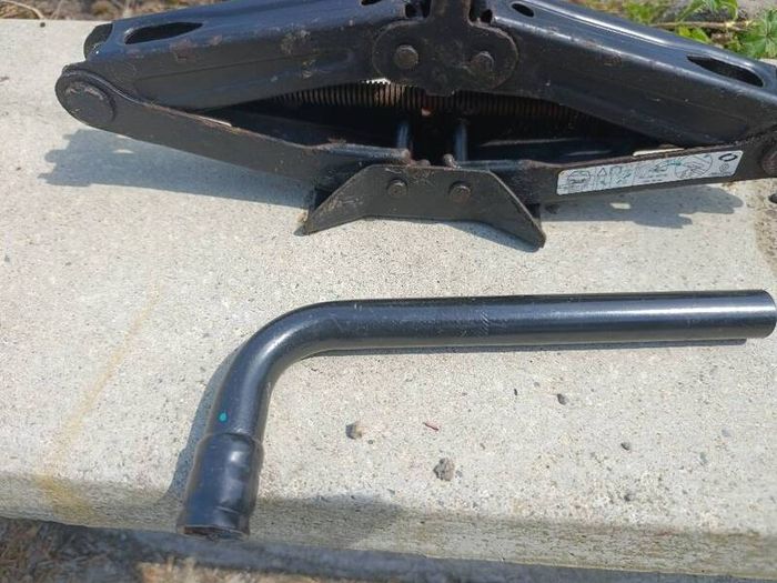 Renault car jack and wheel brace