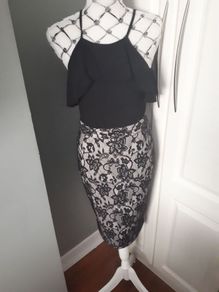 Beautiful Fitted Black Lace Look Floral Pencil Skirt (Size 8)