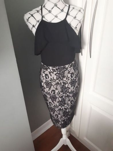 Beautiful Fitted Black Lace Look Floral Pencil Skirt (Size 8)