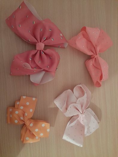 Girl's hair bows x4