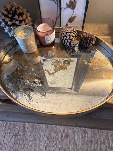 Gold world tray 3 pictures and 2 candles