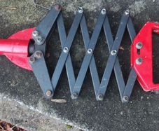 Lazy-tongs Riveter