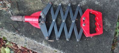 Lazy-tongs Riveter