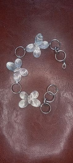 Vintage jewelry is sold individually for 5 to 10 euros