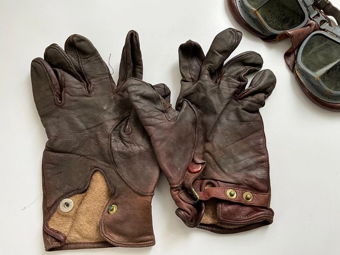 Rare WW2 RAF special duties aircrew grouping of Mk viii flying goggles and leather flying gloves