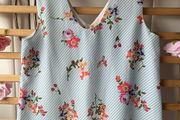 top Bnwt Yumi blue floral v front top lace detail