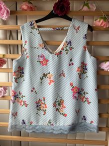 top Bnwt Yumi blue floral v front top lace detail